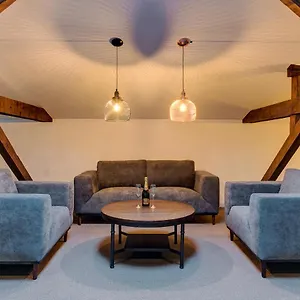 4* Aparthotel Upstairs Boutique